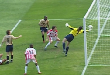 VIDEO: Pha cứu thua ngay trên vạch vôi của thủ thành huyền thoại Arsenal