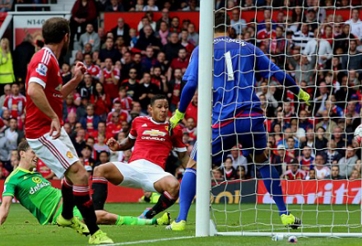 Hạ Sunderland, Man Utd đánh chiếm ngôi đầu