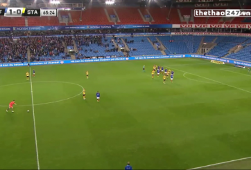 VIDEO: Thủ môn lập kỳ tích sút phạt thành bàn từ giữa sân