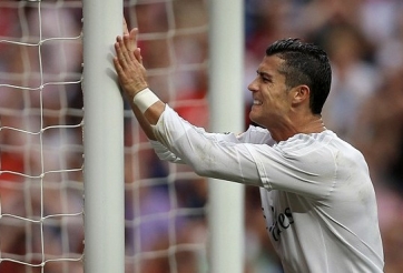 VIDEO: Quá vô duyên, Ronaldo trút giận lên khung thành Malaga