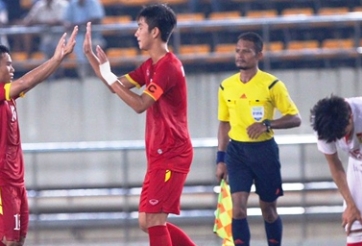 HLV Hoàng Anh Tuấn chưa hài lòng dù U19 VN thắng trận ra quân