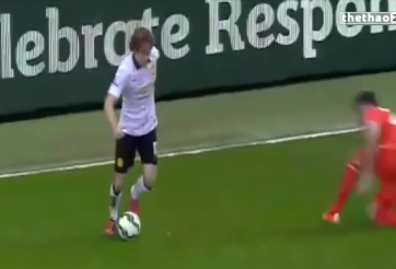 VIDEO: Daley Blind ngoặt bóng biến cầu thủ Liverool thành gã hề