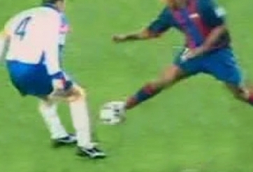 VIDEO: Cầu thủ với khả năng dùng tuyệt kỹ flip-flap bằng cả 2 chân