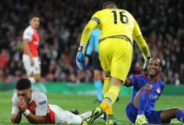 VIDEO: Chamberlain bỏ lỡ đáng tiếc sau pha phản công 'thần tốc' của Arsenal