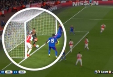 VIDEO: Pha bắt bóng nghiệp dư của thủ thành Ospina