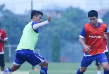 VIDEO: Công Phượng dễ dàng đánh bại Hồng Quân ở bài tập đối kháng