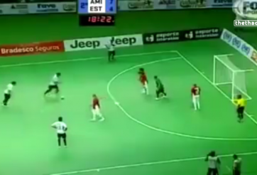 VIDEO: Sững sờ với pha dàn xếp đá phạt không tưởng trên sân futsal