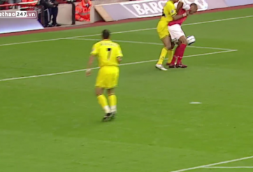 VIDEO: Pha xử lý ghi bàn mẫu mực của Thierry Henry trong màu áo Arsenal