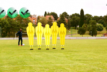 VIDEO: Juan Mata trổ tài bịt mắt sút phạt hàng rào