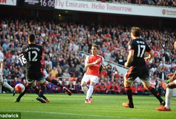 VIDEO: Ozil ghi bàn thắng đầu tiên ở mùa giải mới vào lưới MU