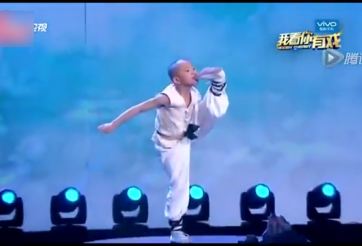 Video hài hước: Màn biểu diễn võ thuật khiến Thành Long phải thán phục