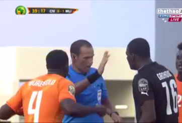 VIDEO: Pha bóng không hiểu luật hiếm gặp của cầu thủ châu Phi