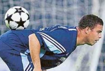 VIDEO: Những kỹ năng khống chế bóng khiến Ronaldinho cũng phải nể