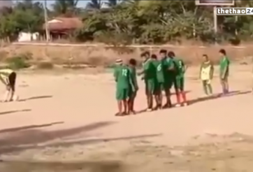 VIDEO: Cú đá phạt đẳng cấp chưa từng thấy của cầu thủ châu Phi