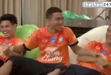 VIDEO: Kiatisak và các học trò 'nhẩy cẫng' lên khi thấy Việt Nam bị phạt đền
