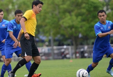 Tuyển Thái Lan tập làm quen tiết trời se lạnh ở Hà Nội