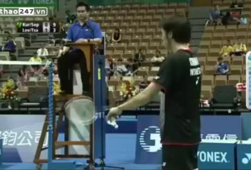 Video cầu lông: Tay vợt troll đối phương khi giao cầu siêu hài hước