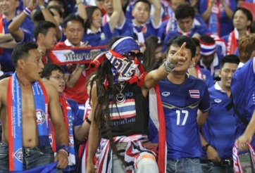 Hình ảnh không đẹp của khán giả nhà nhằm vào CĐV Thái Lan
