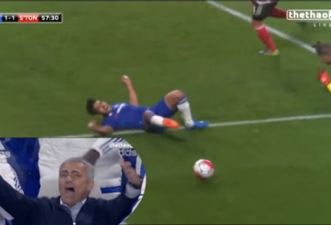 VIDEO: Phản ứng hài hước của HLV Mourinho khi Falcao ăn vạ kiếm pen