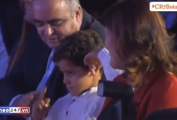VIDEO: Con trai giơ 'ngón tay thối' khi Ronaldo đứng phát biểu