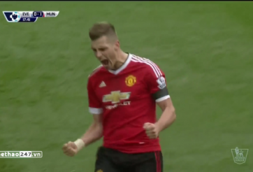 VIDEO: Bàn thắng đầu tiên của Schneiderlin cho MU ở Ngoại hạng Anh