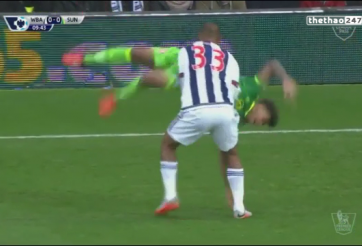 VIDEO: Màn diễn xiếc siêu hài của cầu thủ ngoại hạng Anh trên sân bóng