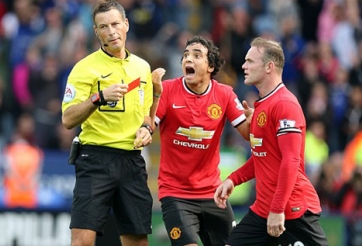 Ấn định trọng tài bắt chính trận derby Manchester