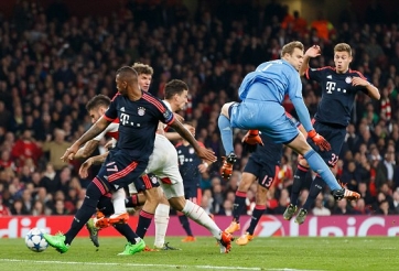VIDEO: Sai lầm nghiệp dư của Manuel Neuer ở bàn mở tỷ số của Giroud