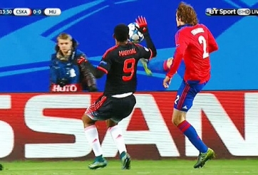 VIDEO: Tình huống Martial thành tội đồ với pha chơi bóng chuyền trong vòng cấm