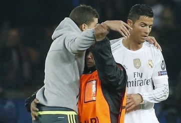 VIDEO: Ronaldo phát mệt vì fan cuồng lao vào sân đòi ôm