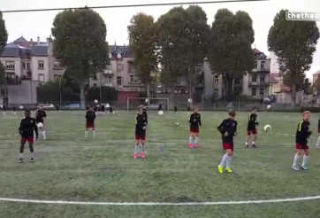 VIDEO: Cách tập khống chế bóng độc đáo của các cầu thủ nhí Pháp