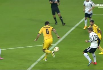 VIDEO: Siêu phẩm phối hợp ngả bàn đèn tuyệt đỉnh ở Europa League