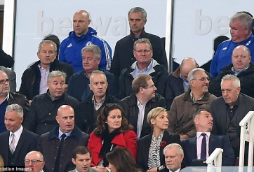 Bí ẩn việc HLV Mourinho bị đuổi lên khán đài