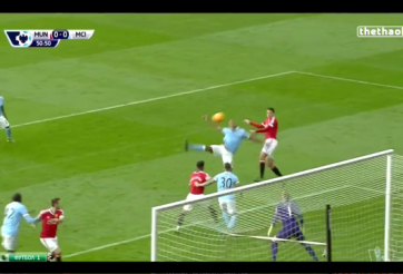 VIDEO: Cú đánh đầu chệch cột dọc trong gang tấc của Smalling