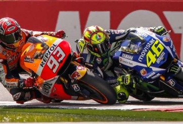 VIDEO: Cuộc chiến kinh hoàng giữa Rossi và Marquez trên đường đua MotoGP