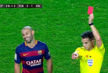 VIDEO: Nhận thẻ đỏ vì chửi trọng tài, Mascherano có nguy cơ lỡ El Clasico