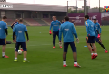 VIDEO: Hoa mắt với bài đá ma của các cầu thủ Barcelona trên sân tập