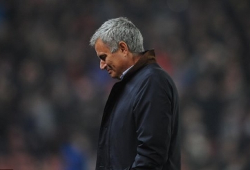 VIDEO: Cận cảnh pha sút trượt pen có thể đá bay chiếc ghế của HLV Mourinho