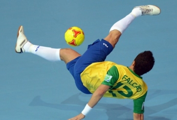 VIDEO: Pha ngả bàn đèn từ góc sút khó tin trên sân futsal