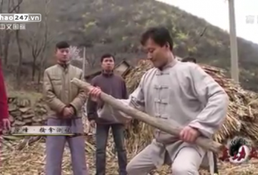 Video võ thuật: Võ sư Thái cực quyền vận công bẻ gãy thanh củi lớn