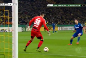 VIDEO: Thủ môn Dortmund trả giá vì biểu diễn lừa bóng như Neuer