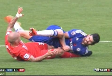 VIDEO: Hành vi chơi xấu đáng lên án của Diego Costa với Martin Skrtel