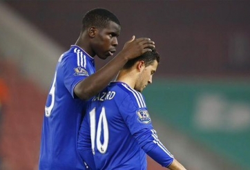 VIDEO: HLV Mourinho 'không thèm' nhìn mặt khi thay Hazard ra sân