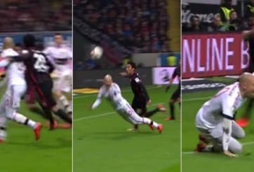 VIDEO: Pha ăn vạ thô thiển của Robben khi tái xuất Bundesliga