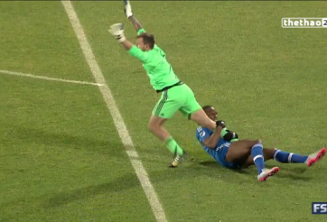 VIDEO: Drogba 'tấu hài' với hành động ôm chân thủ môn đối phương ở MLS