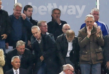 HLV Mourinho tiếp tục lĩnh án phạt của FA