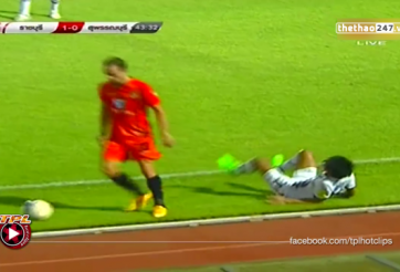 VIDEO: Cầu thủ Thái trả giá vì tắc bóng sai kỹ thuật ở Thái League