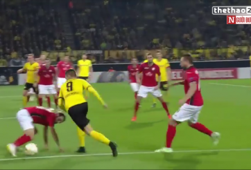 VIDEO: Januzaj 'rang lạc' như Phi Sơn trước 2 hậu vệ đối phương