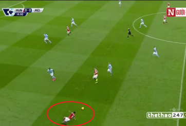 VIDEO: Cách xử lý ấn tượng của Martial khi bị đồng đội chuyền vặn sườn