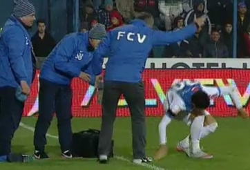 VIDEO: HLV fair-play chưa từng thấy khi học trò ăn vạ